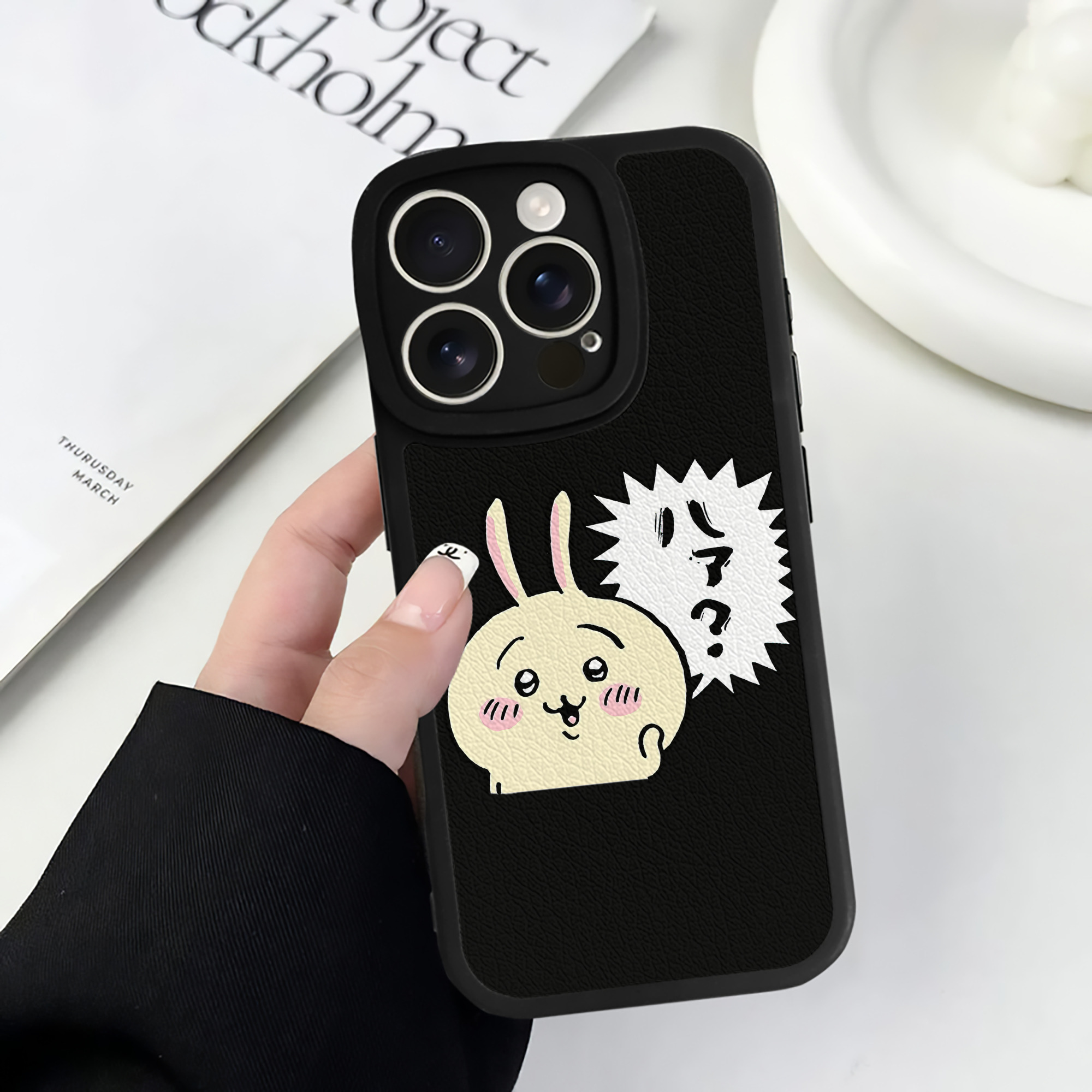 （画像用） ちいかわ うさぎ Chii-kawa usagi 【iPhone 16シリーズ対応】シリコンスマホケース（レザー調） 材質：シリコン